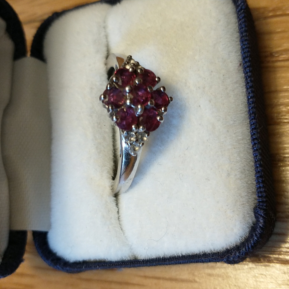 Flower inspired deep ruby red ring - Picture 3 of 14